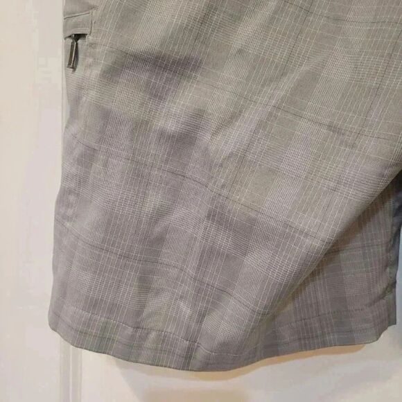 Greg Norman Men's Gray Plaid Poly/Spandex Flat Front Golf Shorts EUC - Picture 11 of 11